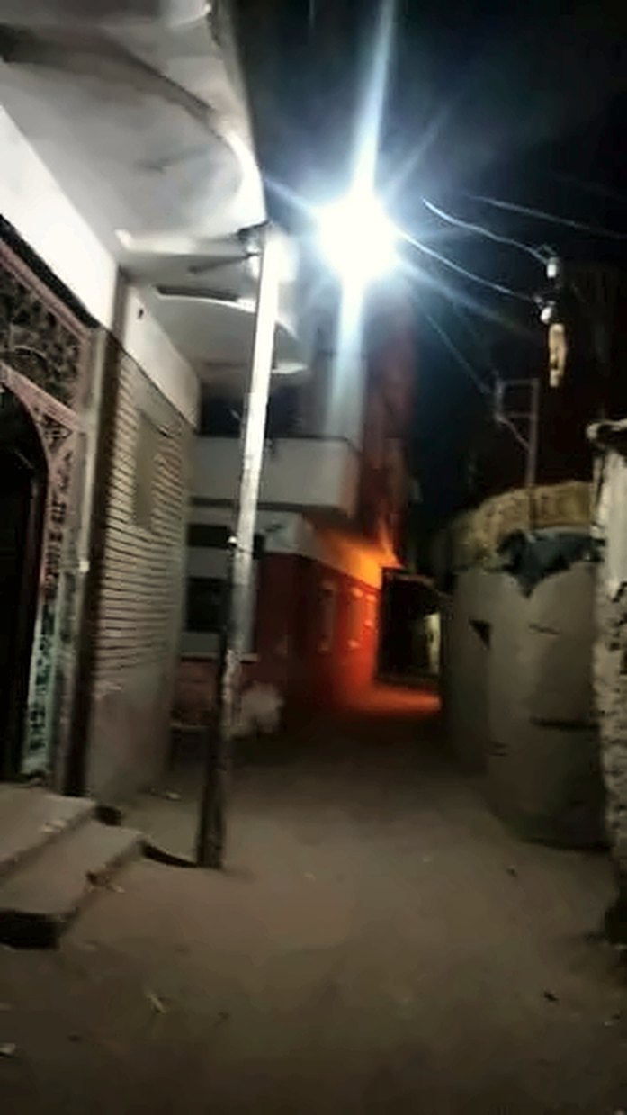 إنارة شارع بالقرية ليلًا